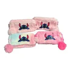 Estojo Infantil de Pelúcia Feminino com Pompom  Lilo & Stitch – Fofura e Espaço para Material Escolar