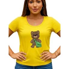 Blusa Feminina Manga Curta Estampada com Teddy Bear e Bolsa Verde – Fofa, Moderna e Confortável