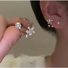 Brinco Fashion com Pérola e Flor Trabalhada no  Strass Cor Dourada e Prata