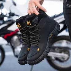 Bota Masculina CAT Coturno Preto Couro Sintético Com Palmilha Borracha Alta Densidade Envio Rápido