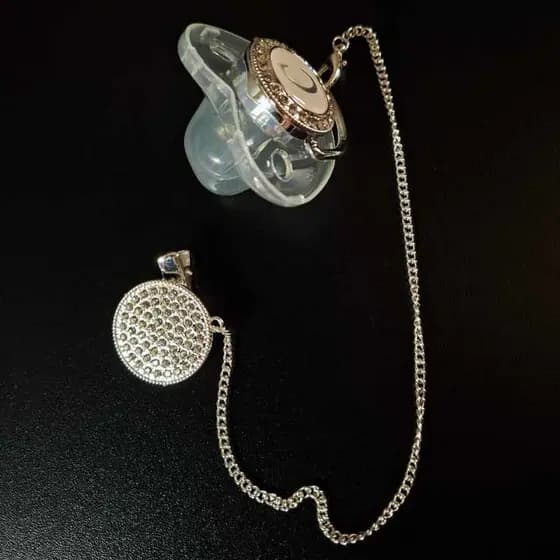 Kit Chupeta de Luxo Transparente com Inicial C em Strass + Prendedor de Corrente Cravejado