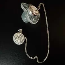 Kit Chupeta de Luxo Transparente com Inicial C em Strass + Prendedor de Corrente Cravejado