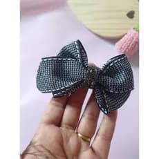 Laço de cabelo infantil preto com strass e corrente. Laço festa.