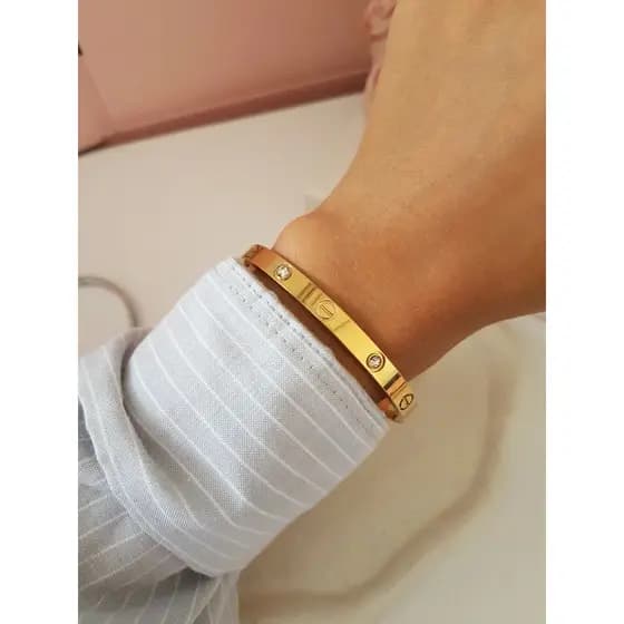 Bracelete Dourado Feminino de Aço Inoxidável com Trevos Coloridos – Preto, Branco e Vermelho