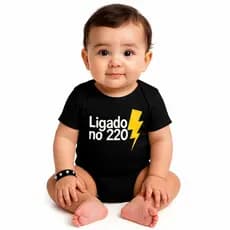 Body Bebê “Ligado no 220” ⚡ | Body Preto Divertido | 100% Algodão | Presente Criativo Infantil