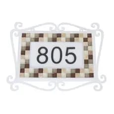 Placa para Número de Casa com Moldura Arabesco Branco e Pastilhas Bege e Marrom - Informe seu número ao efetuar o pedido
