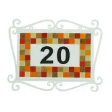 Placa com Arabescos para Número De Casa Moldura Branca Pastilhas Vidro Cores Quentes