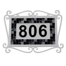 Placa para Número de Casa com Moldura Branca Arabescos com Mosaico de Pastilhas Cinzas e Pretas - Informe seu número ao efetuar o seu pedido.