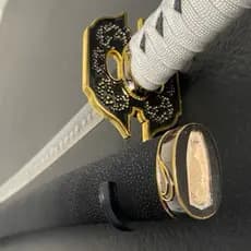 Suporte de Parede para Katana – Expositor Decorativo (PAR) + Parafusos e Buchas para Fixação Inclusos
