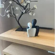 Escultura Casal Abraço Minimalista – Amor, União e Elegância | Decoração Moderna para Sala