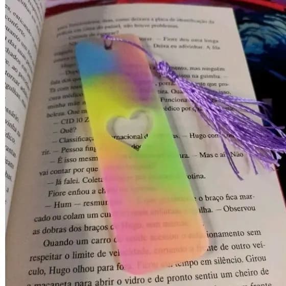 Marca página fofo coração em resina