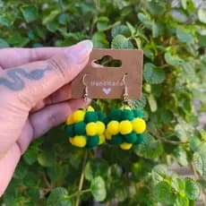 Brinco Pompom Verde e Amarelo Vai Brasil