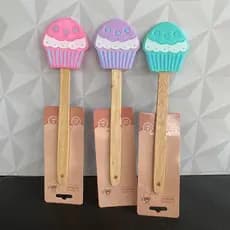 Espátula de silicone fofa em formato de cupcake rosa, lilás ou verde com cabo de madeira para cozinha - espatula colher