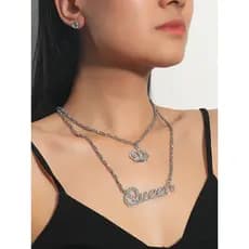 Colar Queen, com strass prateado.