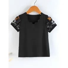 Camisa infantil para meninas, preta com borboletas nas mangas.