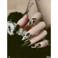 Unhas estileto estampa vaquinha chique.
