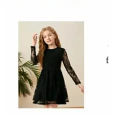 Vestido preto com mangas  tule floral.