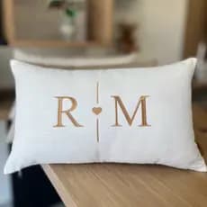 Almofada Baguete Bordada Inicial Casal Coração Monograma Personalizado Decoração Cama Posta