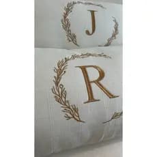 Almofada Bordada Moldura Ramos Inicial Baguete 50x30 Com enchimento Casa Cama Posta