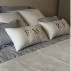 Par de Almofadas Bordadas 2 Unidades Personalizadas Iniciais para Casal Cama Posta com Enchimento