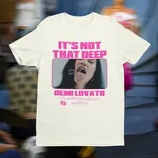 CAMISETA DEMI LOVATO IT'S NOT THAT DEEP KISS (ALGODÃO)