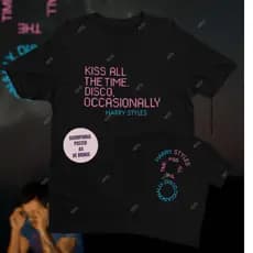 CAMISETA LOGO HARRY STYLES KISS ALL THE TIME. DISCO, OCCASIONALLY POPTEE ALGODÃO