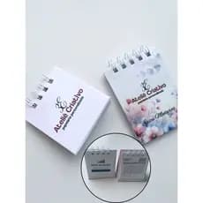 KIT BRINDE CORPORATIVO PREMIUM 2026: Mini Calendário de Mesa + Bloquinho A7 (Personalizado com Sua Logo)