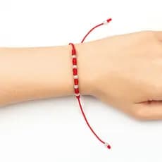 Pulseira 7 Nós Vermelha com Pérolas – Proteção, Sorte e Elegância em um Só Acessório! ❤️✨