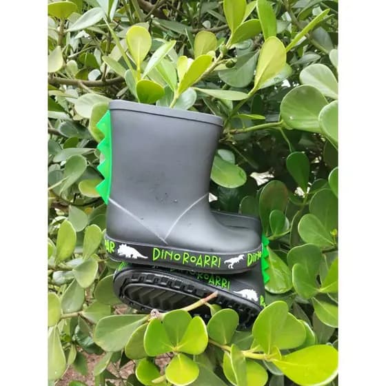 Galocha Infantil Dino Luelua Preta com Detalhes Verde Brilha no Escuro