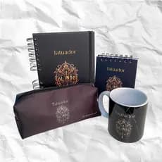 KIT PREMIUM - Caderno A5, bloco de notas, porta lápis e caneca personalizados