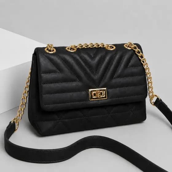 Bolsa Feminina Transversal Média Bordada com Alça de Corrente Matelasse