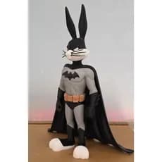 🦇🐰 Pernalonga Batman – 15 cm | Edição Geek Decorativa 🐰🦇