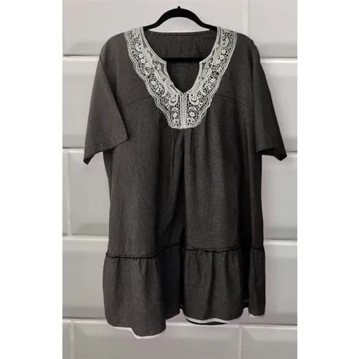 Vestido de bolinhas com gola rendada