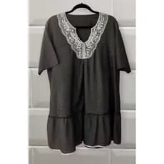 Vestido de bolinhas com gola rendada