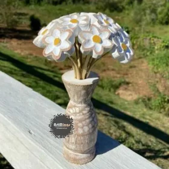 vaso para decorar todo branco em madeira com margaridas para sala