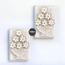 Kit 2 quadros brancos com flores em 3d feito em madeira artesanal rustico para casa