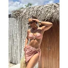 Biquíni 3 Peças com Saída de Praia – Bojo Removível, Alças Reguláveis, Fio Duplo e Detalhes Dourado