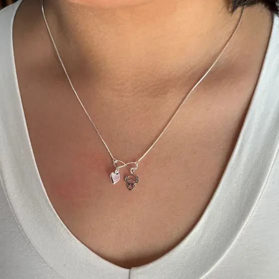 Colar Folheado Banhada a Prata 925 com Pingente de Menina com Cristal Rosa Formato de Coração