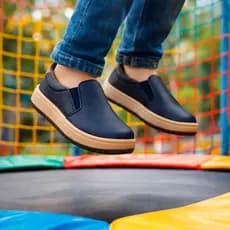 Tênis Infantil Masculino Slip On Bege Azul e Preto Casual Confortável Macio Leve Estiloso Calce Fácil