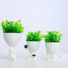 Mini Vaso Pequeno 6cm com Flor Artificial Inclusa | Robert Bob Rezando Orando Decorativo para Sala Mesa Escritório e Cas