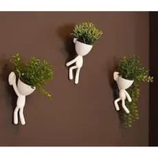 Um Mini Vasinho Alpinista Robert Bob com planta artificial INCLUSA