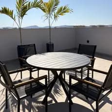 Mesa de Jantar 90cm Redonda Moderna Alumínio Premium Tampo Ripado Resistente  ao Tempo