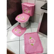 Jogo de banheiro flor bordado 4 peças com capa para caixa acoplada