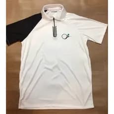 Camiseta Masculina Detalhe bordado no peito e U na gola com Zíper