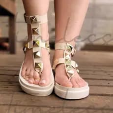 Sandália feminina Plataforma Papete feminina com fivela rasteirinha pirâmide metal