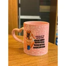 Caneca rosa com alça de coração