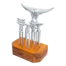 Garfo Tridente Churrasco + 6 Garfinhos Para Petisco e Base Em Madeira Linda Peça Decoração
