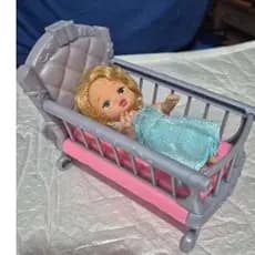 Boneca Mini Cinderela Bebê Disney com berço
