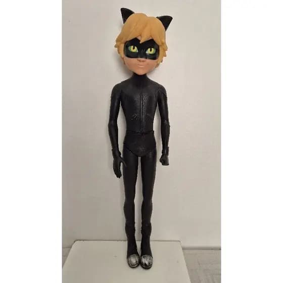Boneco articulado do personagem Cat Noir, da animação Miraculous: As Aventuras de Ladybug.