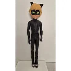 Boneco articulado do personagem Cat Noir, da animação Miraculous: As Aventuras de Ladybug.